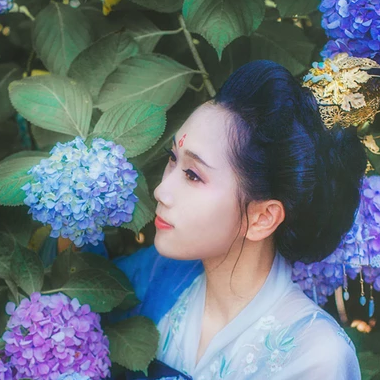 藍(lán)顏花艷帶傘女生頭像，唯美古風(fēng)真人頭像