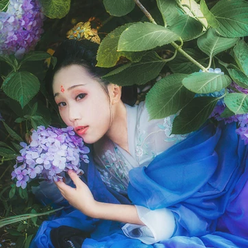 藍(lán)顏花艷帶傘女生頭像，唯美古風(fēng)真人頭像