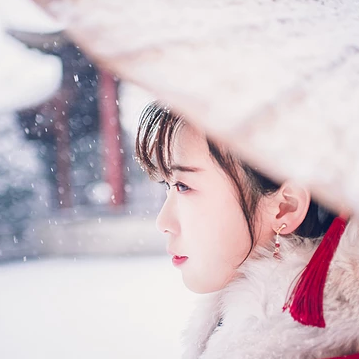 身紅披風(fēng)持傘賞雪女生頭像，唯美古風(fēng)真人頭像