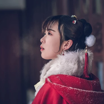 身紅披風(fēng)持傘賞雪女生頭像，唯美古風(fēng)真人頭像