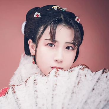 身紅披風(fēng)持傘賞雪女生頭像，唯美古風(fēng)真人頭像