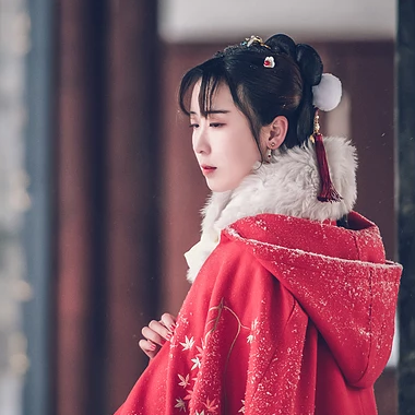 身紅披風(fēng)持傘賞雪女生頭像，唯美古風(fēng)真人頭像