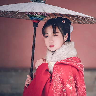 身紅披風(fēng)持傘賞雪女生頭像，唯美古風(fēng)真人頭像