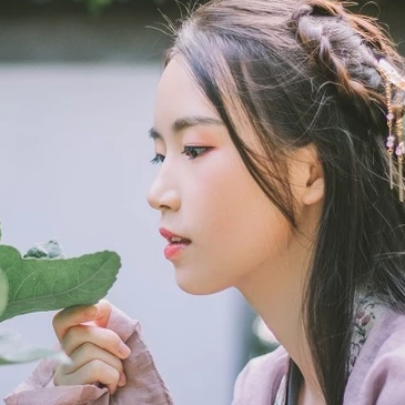 愜意喝酒賞花女生頭像，唯美古風(fēng)真人頭像