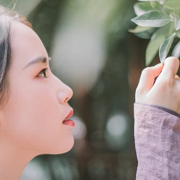 愜意喝酒賞花女生頭像，唯美古風(fēng)真人頭像
