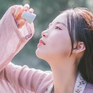 愜意喝酒賞花女生頭像，唯美古風(fēng)真人頭像