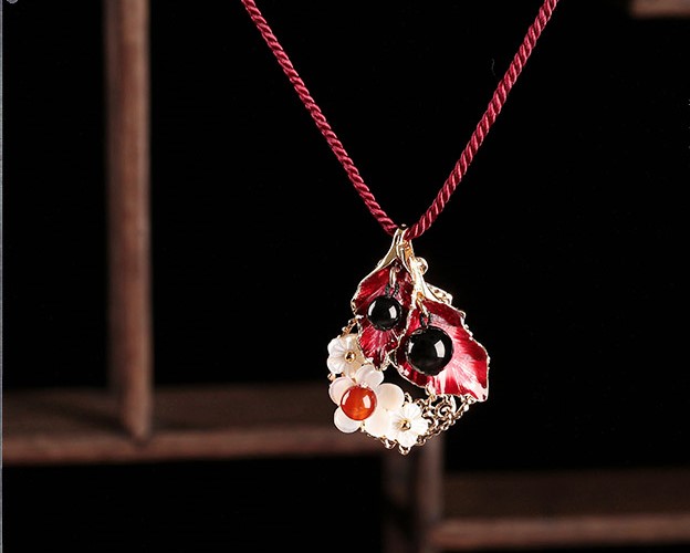 簡(jiǎn)約貝殼花朵吊墜首飾，妖艷古風(fēng)紅色項(xiàng)鏈