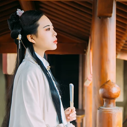 白衣風(fēng)度帶折扇女生頭像，唯美古風(fēng)真人頭像