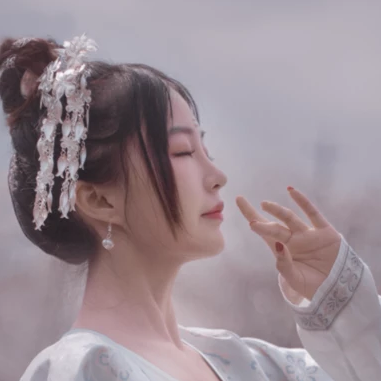 櫻落紛飛帶傘女生頭像，唯美古風(fēng)真人頭像