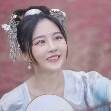 櫻落紛飛帶傘女生頭像，唯美古風(fēng)真人頭像