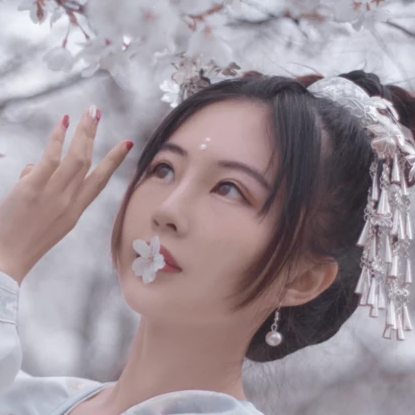 櫻落紛飛帶傘女生頭像，唯美古風(fēng)真人頭像