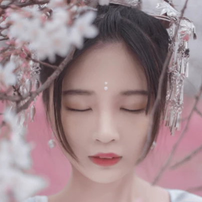 櫻落紛飛帶傘女生頭像，唯美古風(fēng)真人頭像