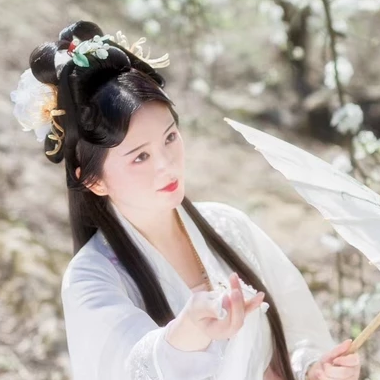 玉山清帶傘女生頭像，唯美古風(fēng)真人頭像