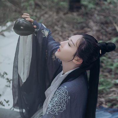 禪意喝酒女生頭像，唯美古風(fēng)真人頭像