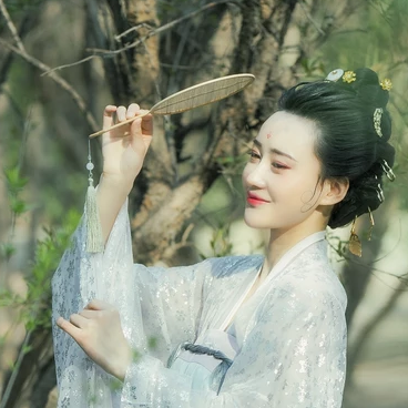 優(yōu)雅賞春帶團扇女生頭像，唯美古風(fēng)真人頭像