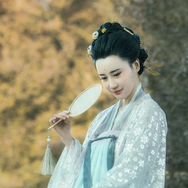 優(yōu)雅賞春帶團扇女生頭像，唯美古風(fēng)真人頭像