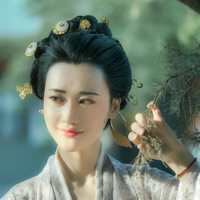 優(yōu)雅賞春帶團扇女生頭像，唯美古風(fēng)真人頭像