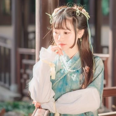 淡綠清新帶團(tuán)扇女生頭像，唯美古風(fēng)真人頭像