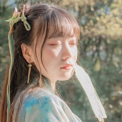 淡綠清新帶團(tuán)扇女生頭像，唯美古風(fēng)真人頭像