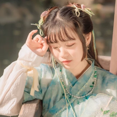 淡綠清新帶團(tuán)扇女生頭像，唯美古風(fēng)真人頭像