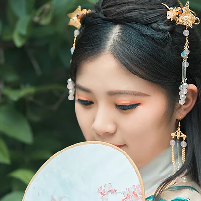 繡球花帶團(tuán)扇女生頭像，唯美古風(fēng)真人頭像