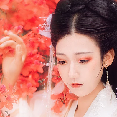 楓葉白衣帶團(tuán)扇女生頭像，唯美古風(fēng)真人頭像