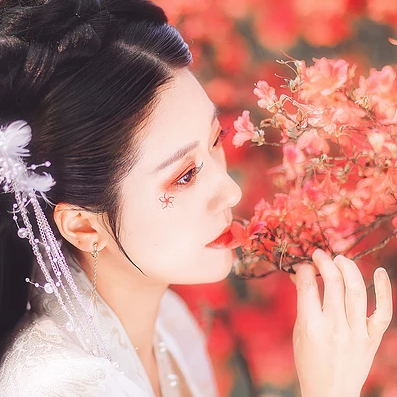 楓葉白衣帶團(tuán)扇女生頭像，唯美古風(fēng)真人頭像
