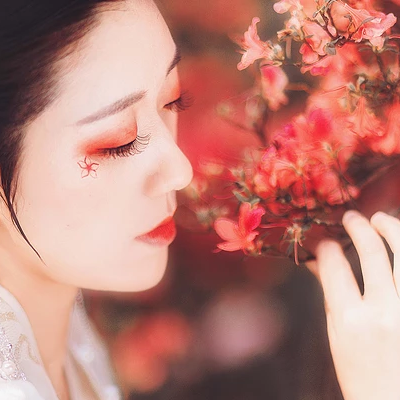 楓葉白衣帶團(tuán)扇女生頭像，唯美古風(fēng)真人頭像