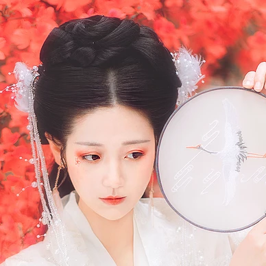 楓葉白衣帶團(tuán)扇女生頭像，唯美古風(fēng)真人頭像