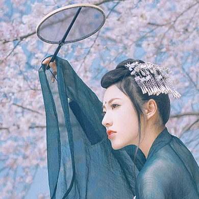 漫櫻少女心帶團(tuán)扇女生頭像，唯美古風(fēng)真頭像