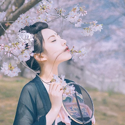 漫櫻少女心帶團(tuán)扇女生頭像，唯美古風(fēng)真頭像