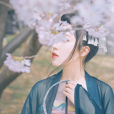 漫櫻少女心帶團(tuán)扇女生頭像，唯美古風(fēng)真頭像