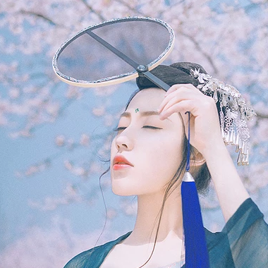 漫櫻少女心帶團(tuán)扇女生頭像，唯美古風(fēng)真頭像