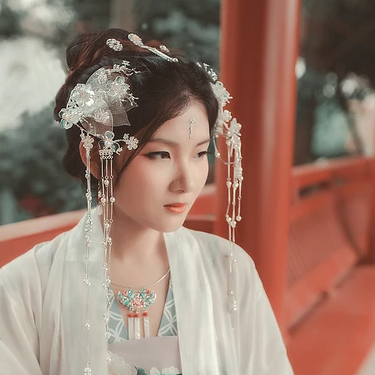 春風(fēng)撲面女生頭像，唯美古風(fēng)真人頭像