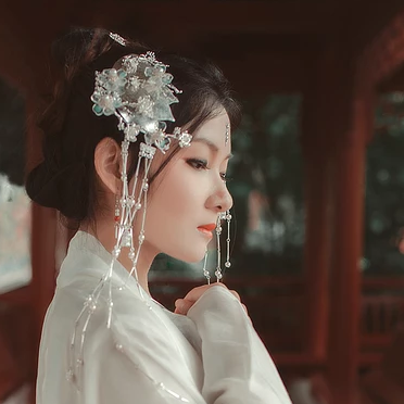 春風(fēng)撲面女生頭像，唯美古風(fēng)真人頭像