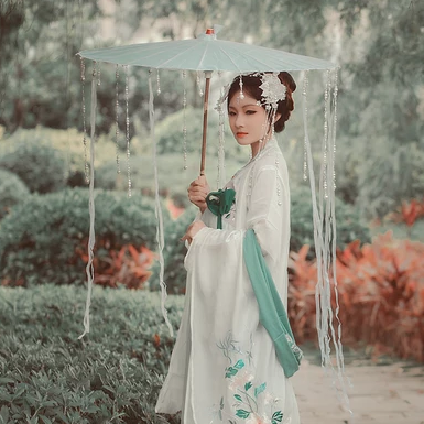 春風(fēng)撲面女生頭像，唯美古風(fēng)真人頭像