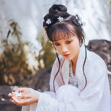 優(yōu)雅庭院女生頭像，唯美古風真人頭像