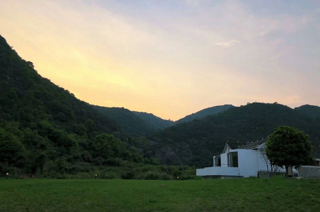 九熹·大樂之野，流水的大樂之野鐵打的小白墻
