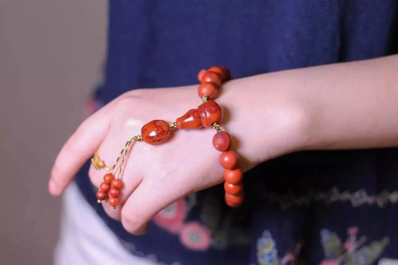 手串怎么戴？左戴玉右戴銀養(yǎng)生更養(yǎng)人！