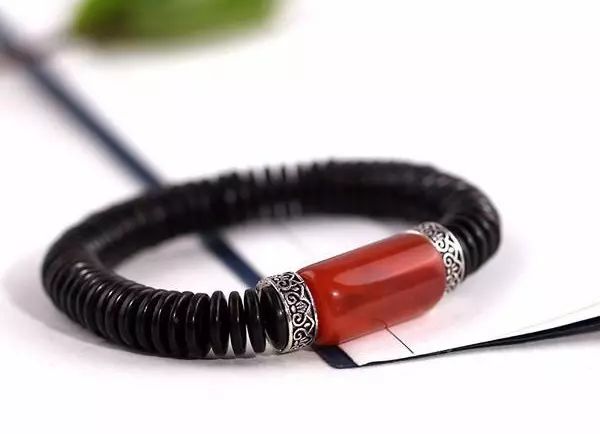 迷戀的紅，南紅手串之美！