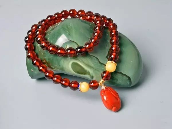 迷戀的紅，南紅手串之美！