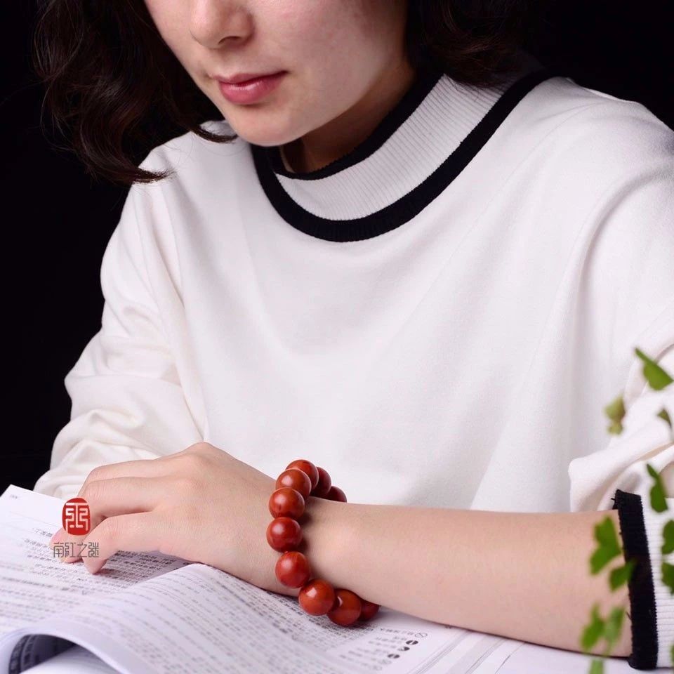 迷戀的紅，南紅手串之美！