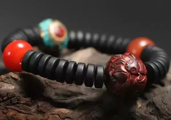 迷戀的紅，南紅手串之美！