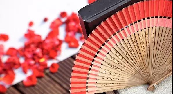 一把扇子風情萬種：搖出最美的家佳樂文學！