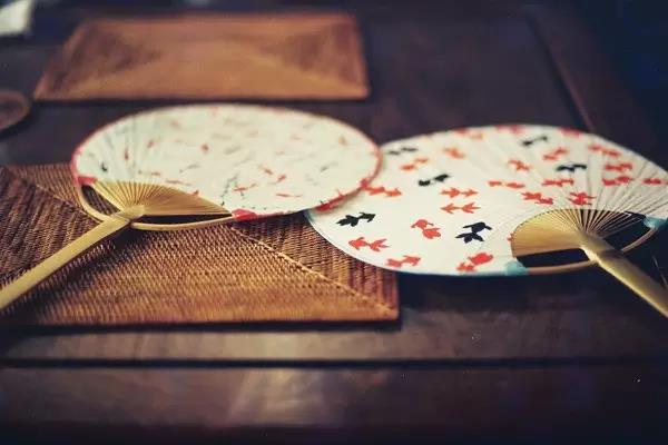 一把扇子風(fēng)情萬種：搖出最美的家佳樂文學(xué)！