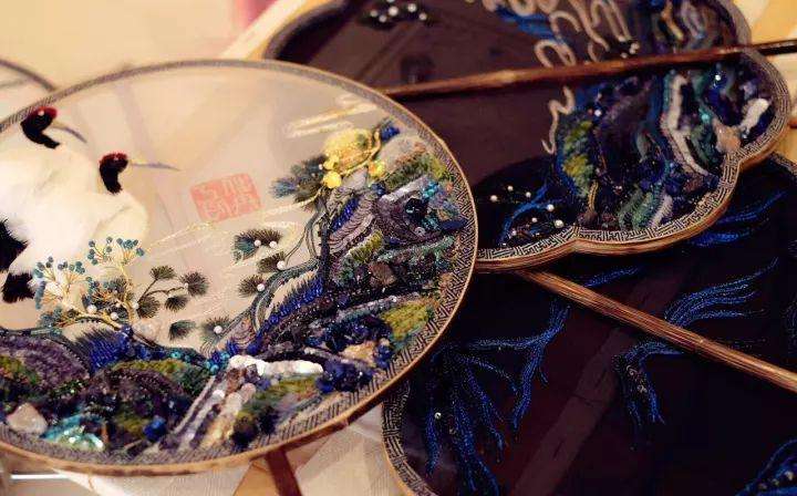 一把扇子風(fēng)情萬種：搖出最美的家佳樂文學(xué)！