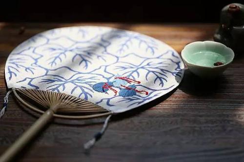 一把扇子風(fēng)情萬種：搖出最美的家佳樂文學(xué)！