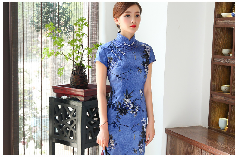 幽藍斜襟旗袍，優(yōu)雅迷人!