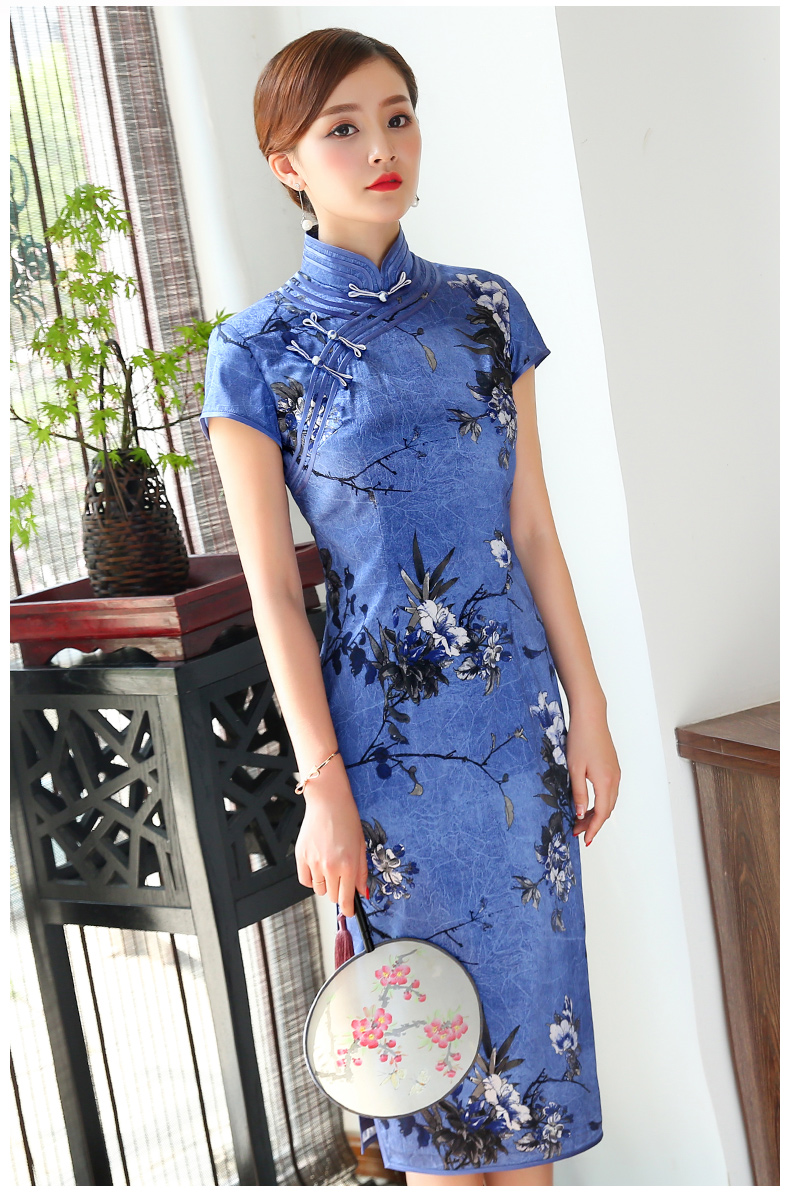 幽藍斜襟旗袍，優(yōu)雅迷人!