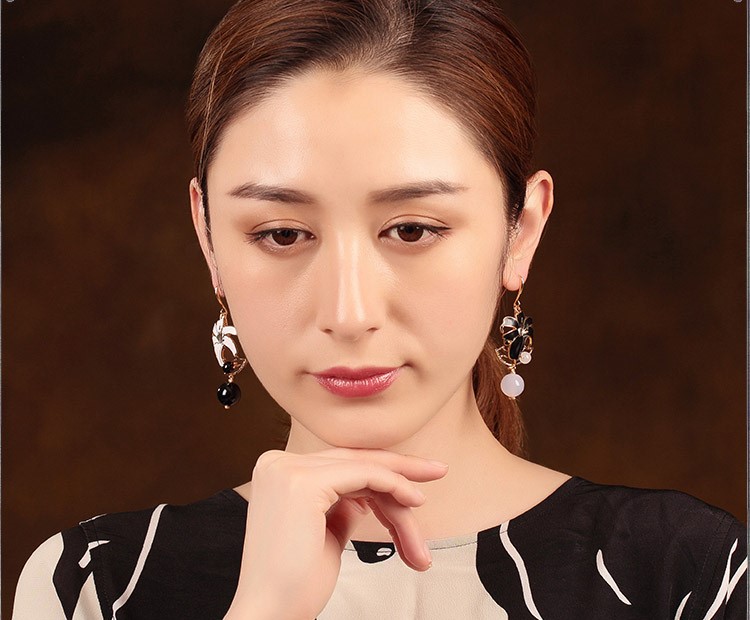 黑白百合花耳環(huán)，優(yōu)雅曼妙的首飾!